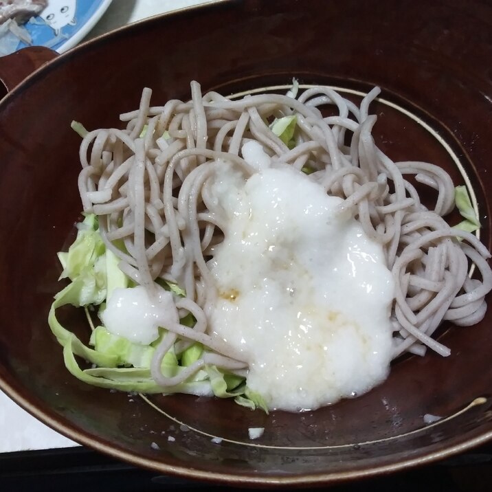 お蕎麦をキャベツととろろでサラダ風に♪